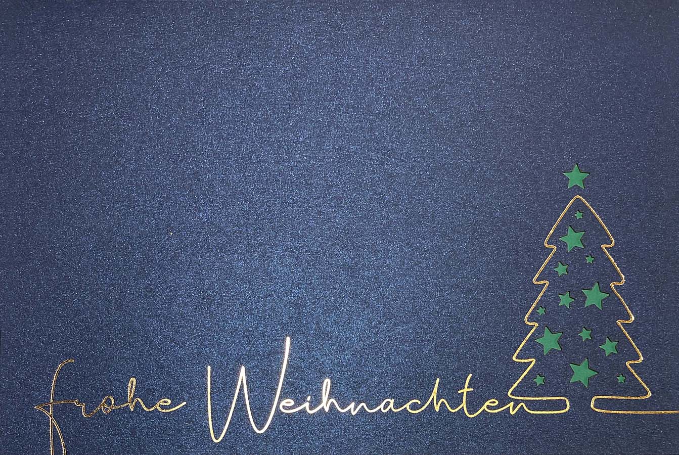 Blaue Weihnachtskarte mit dunkelgrünem Einlegeblatt, Goldfolienprägung und Stanzung von Sternen