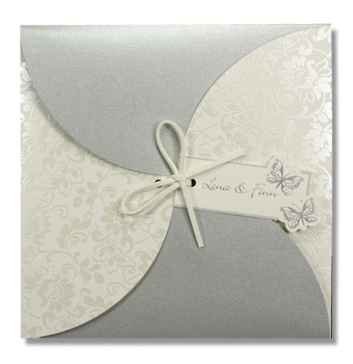 Elegante, quadratische Hochzeitskarte in silber mit floralem Ornamentdruck und Schmetterlingen