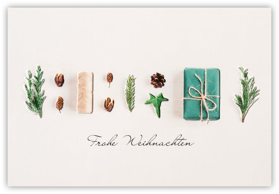 Weihnachtskarte weiß mit Reliefprägung von Zweigen, Früchten und einem grünen Geschenk