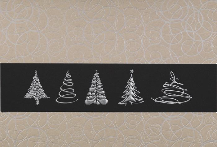 Weihnachtskarte mit schwarzer Banderole und Weihnachtsbäumen