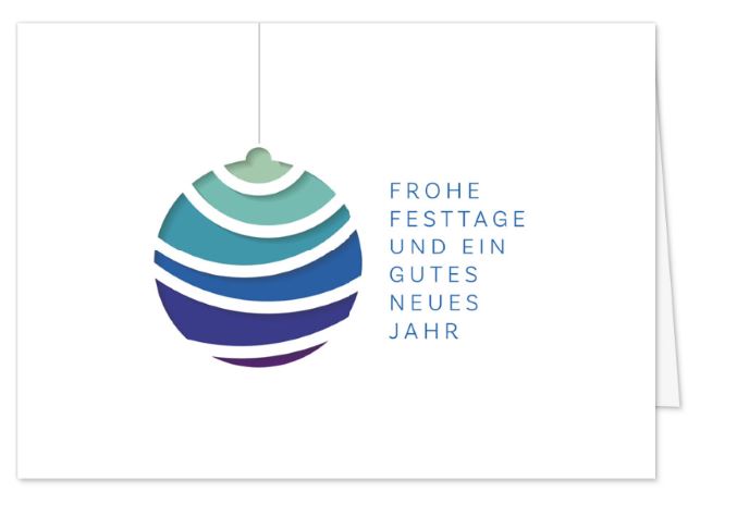 Moderne Weihnachtskarte „Design-Kugel“ in Reinweiß mit Kugelmotiv in kühlen Blau- und Grüntönen und Gruß