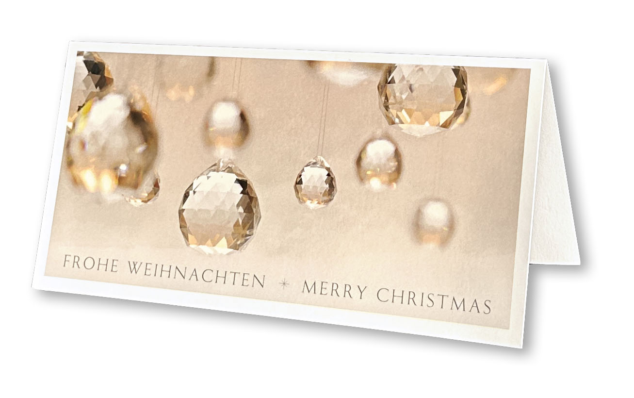 Weihnachtliche Grußkarte mit hängenden Glaskugeln und deutsch-englischem Gruß.