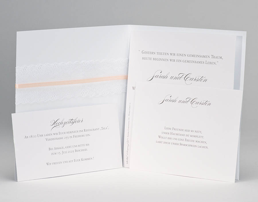 Innenansicht der Einsteckkarten von Hochzeitskarte mit weißer Spitze und rosa Band