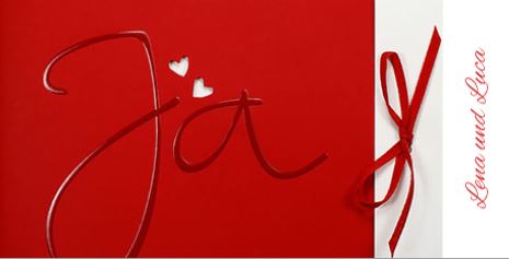 Rote Hochzeits-Einladungskarte mit Ja, zwei gestanzten Herzen und passendem roten Band 