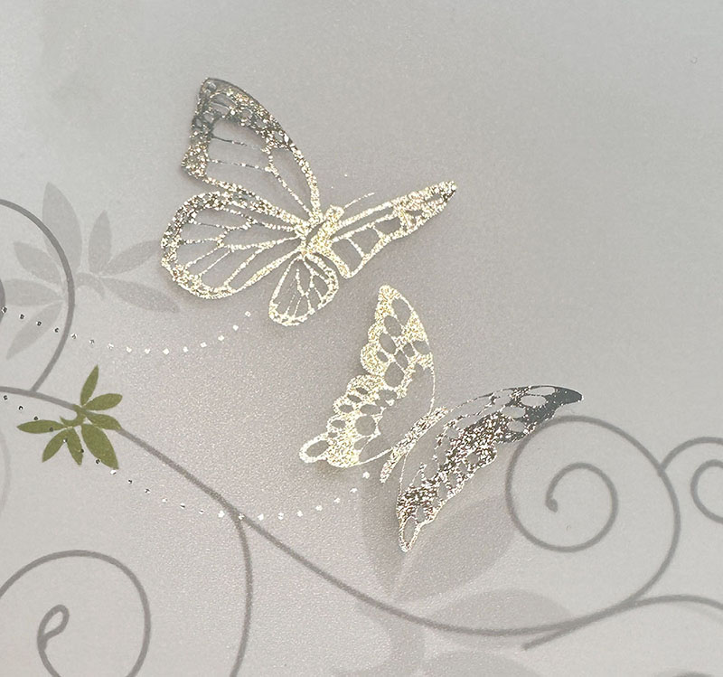 Einladungskarte "Butterfly Dreams" mit Kunststoff-Transparent und silbergeprägten Schmetterlingen, DIN lang
