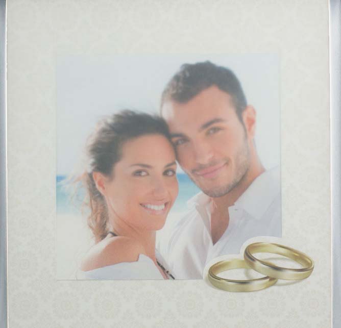 Hochzeitskarte (auch für Foto geeignet) aus hochwertigem, weißem Metallic-Karton und milchweißer Kunststoff-Folie. Die Einladungskarte ist mit einem klassischen Ornamentmuster und Eheringen bedruckt.