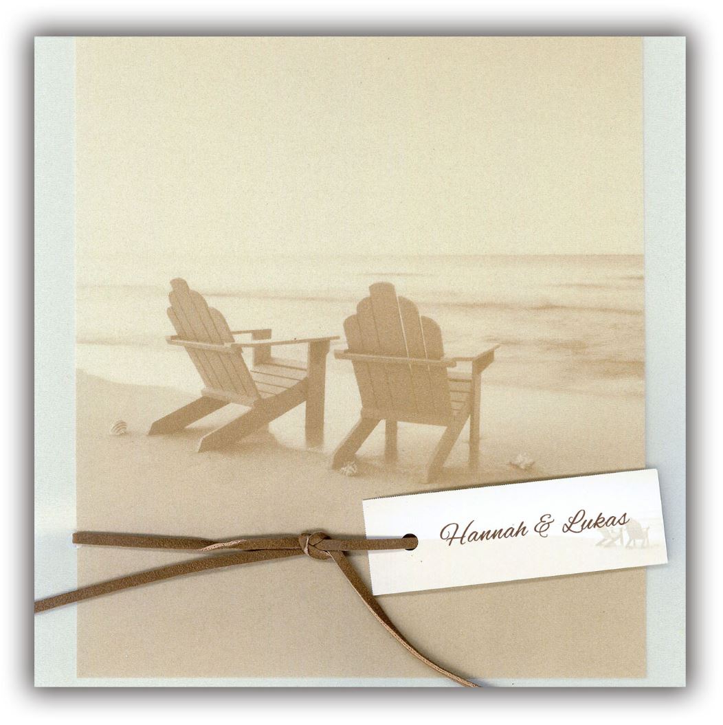 Maritime Einladungskarte zur Hochzeit mit Meer und Holz-Stühlen im Sandstrand Quadratische Hochzeits-Einladungskarte im maritimen Design mit zwei Stühlen im Sand, Transparentfolie, Anhänger und Kunstlederband