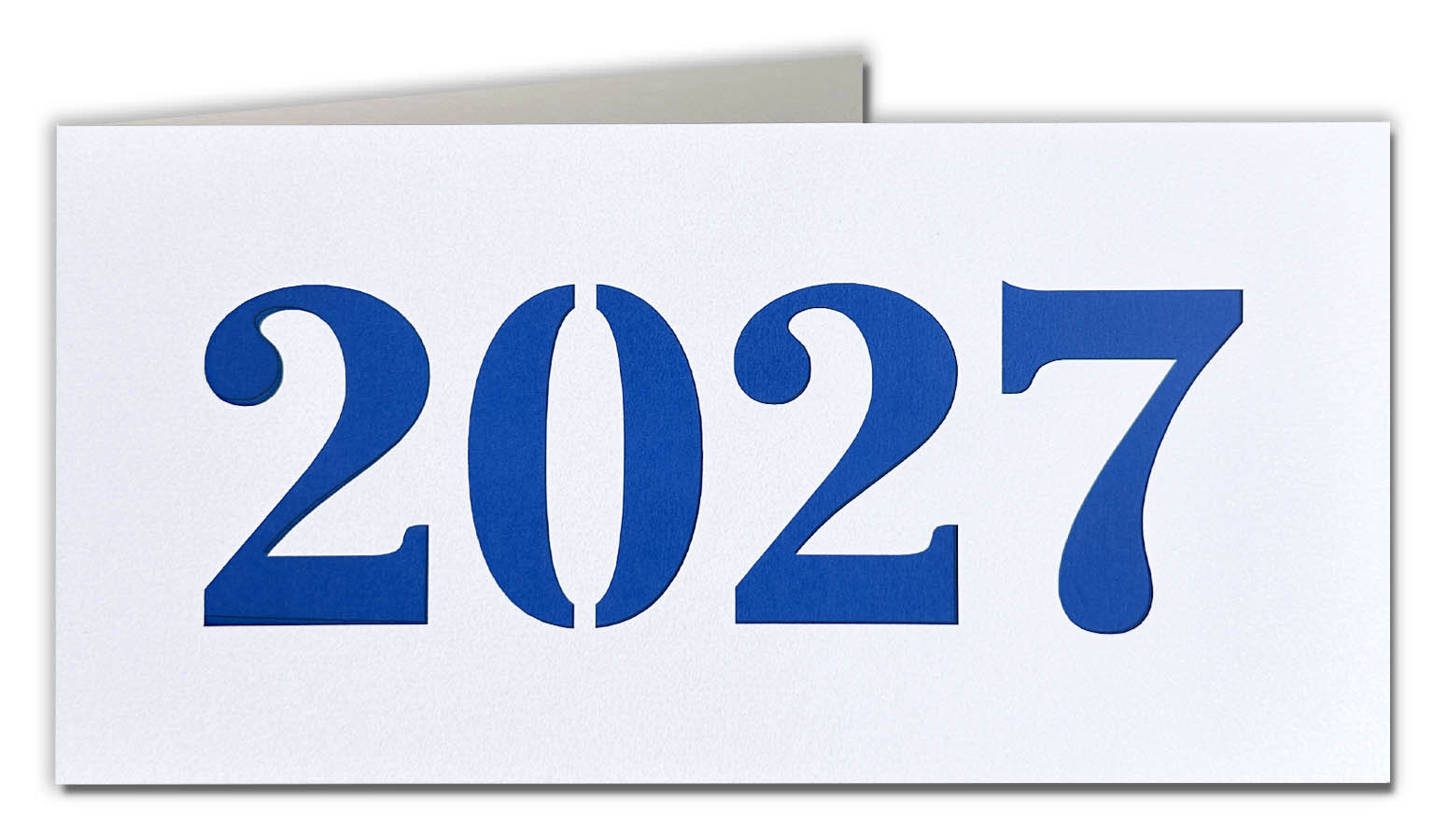 Weiße Metallic-Neujahrskarte mit Laserstanzung 2027 und blauem Einlegeblatt