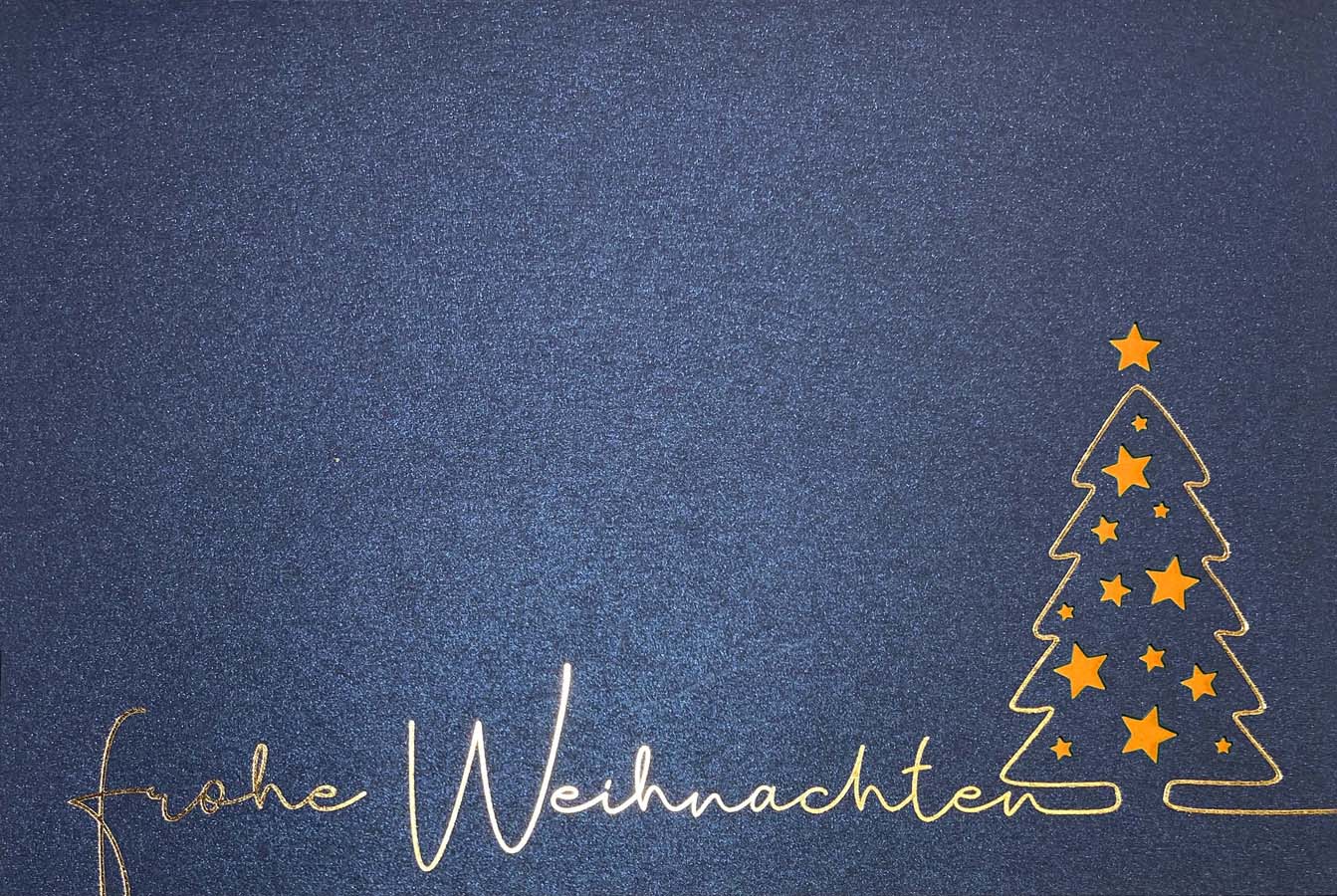 Blaue Weihnachtskarte mit orangenem Einlegeblatt, Goldfolienprägung und Stanzung von Sternen