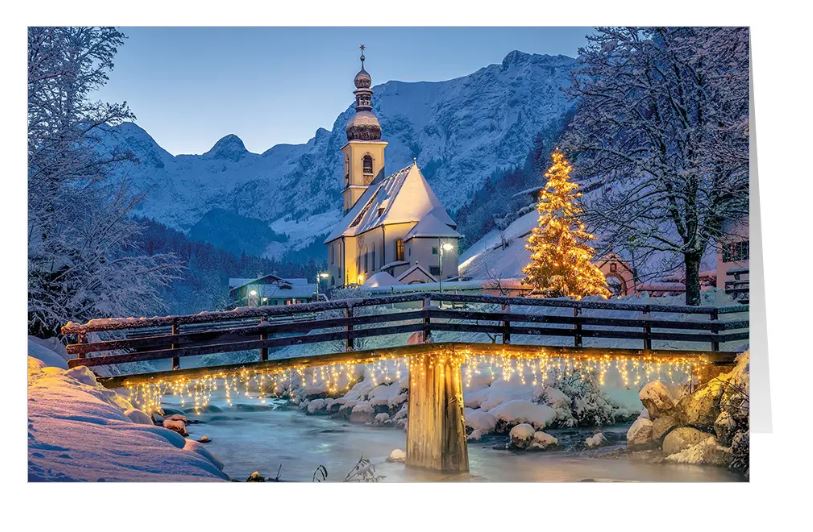 Winterliche Naturlandschaftskarte "Lichterglanz in den Bergen" mit einer Kirche am Fluss und leuchtendem Weihnachtsbaum