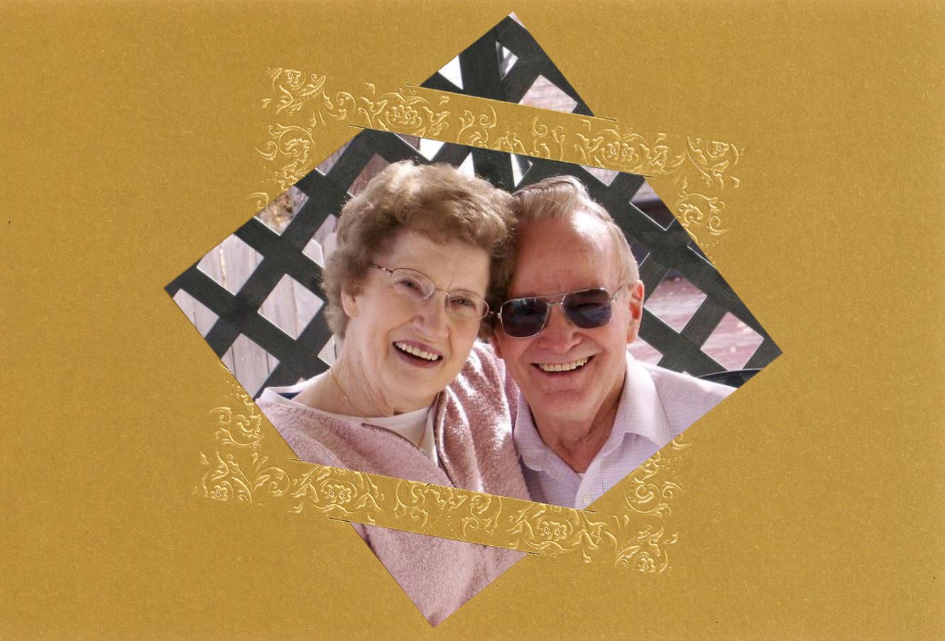 Foto-Einladungskarte zur Goldenen Hochzeit, aus hochwertigem, goldenem Metallic-Karton mit Bilderrahmen Ornamentprägung