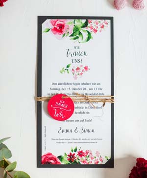 Romantische Einladungskarte mit Blumenaquarell, Anhänger und Naturband