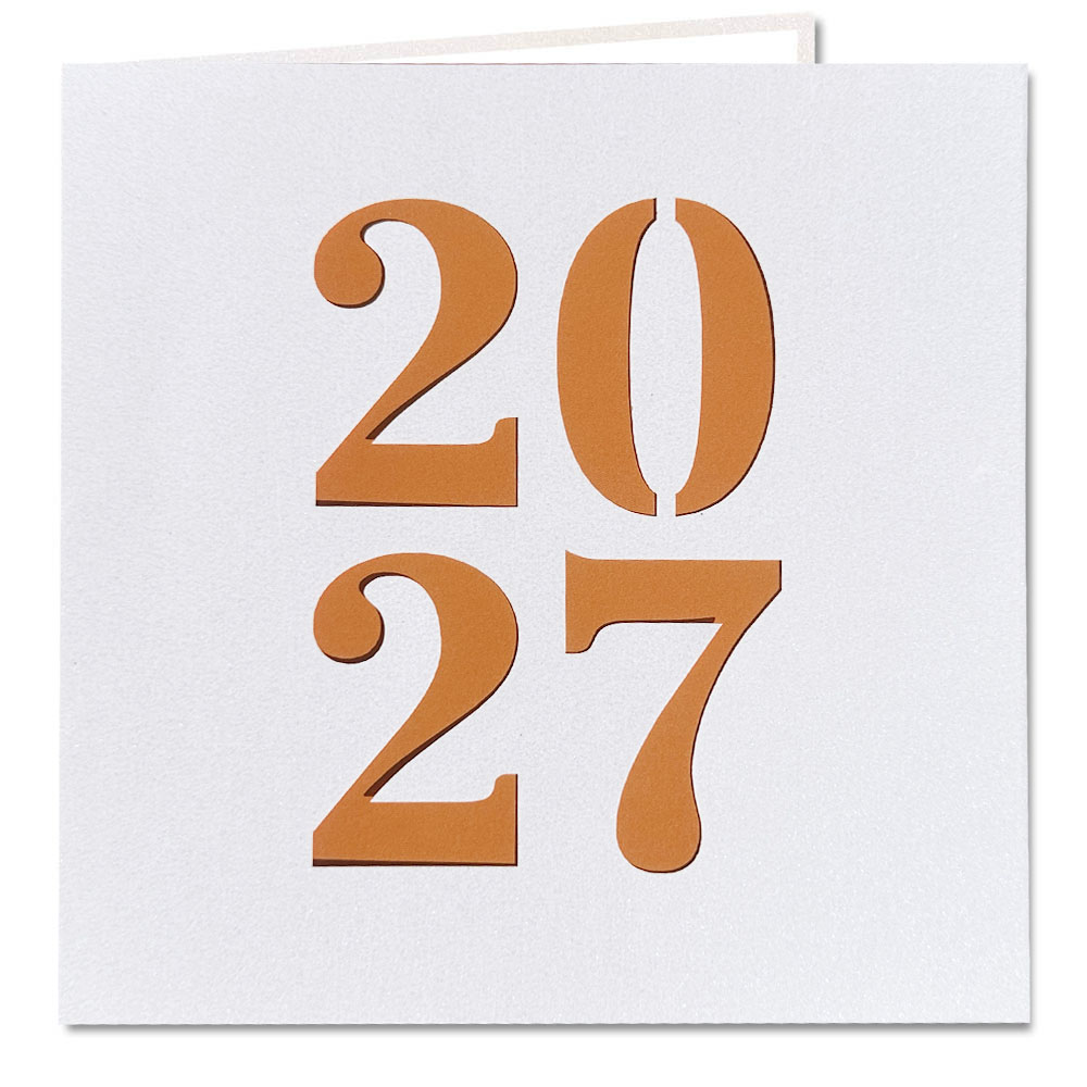 Weiße Metallic-Neujahrskarte mit Jahreszahl 2027 Stanzung und orangefarbenem Einlegeblatt