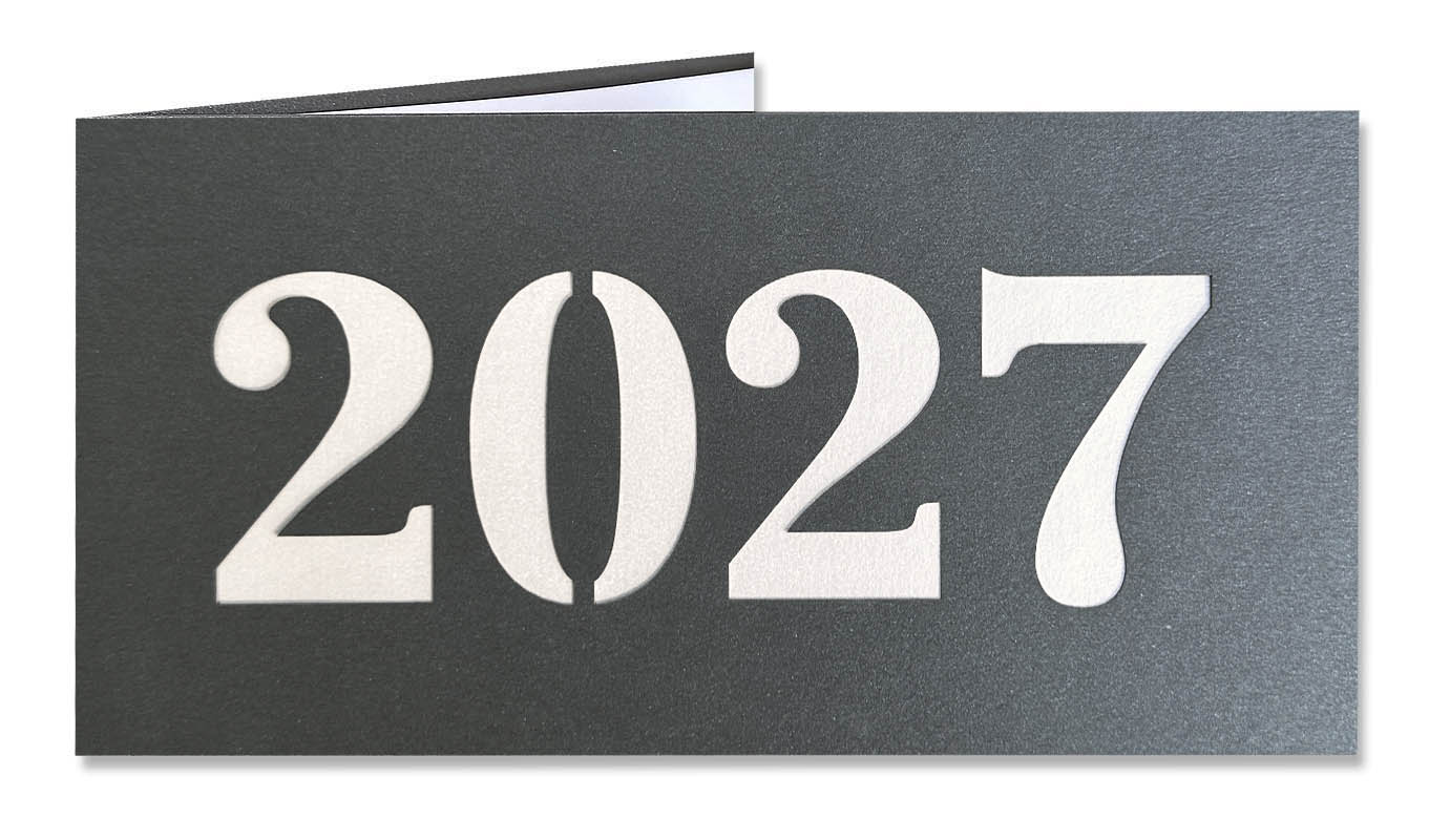 Graue Metallic-Neujahrskarte mit Laserstanzung 2027 und permuttfarbenem Einlegeblatt
