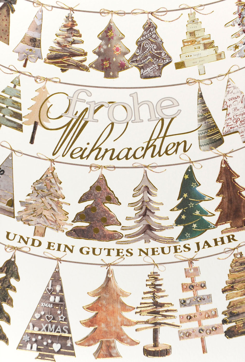 Weihnachtskarte creme mit verschiedenen Weihnachtsbäumen an Seile gebunden