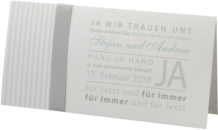 Einladungskarte mit grauem Linienmuster und grauem Bändchen