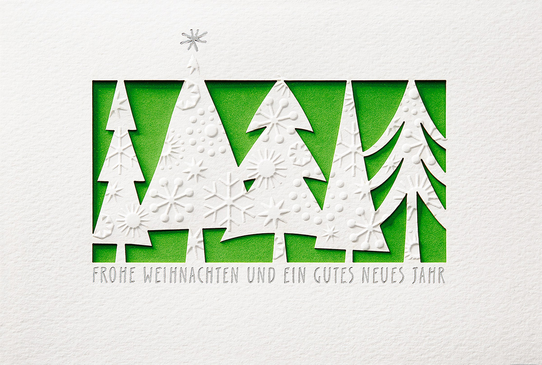 Weihnachtskarte weiß mit Weihnachtsbäumen und grünem Einleger