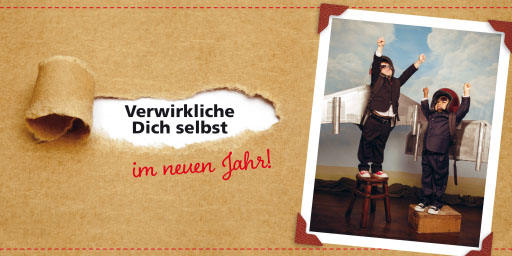 Spenden-Neujahrskarte aufgerissenens Päckchen mit Kinderfoto und gutem Zweck: World Vision