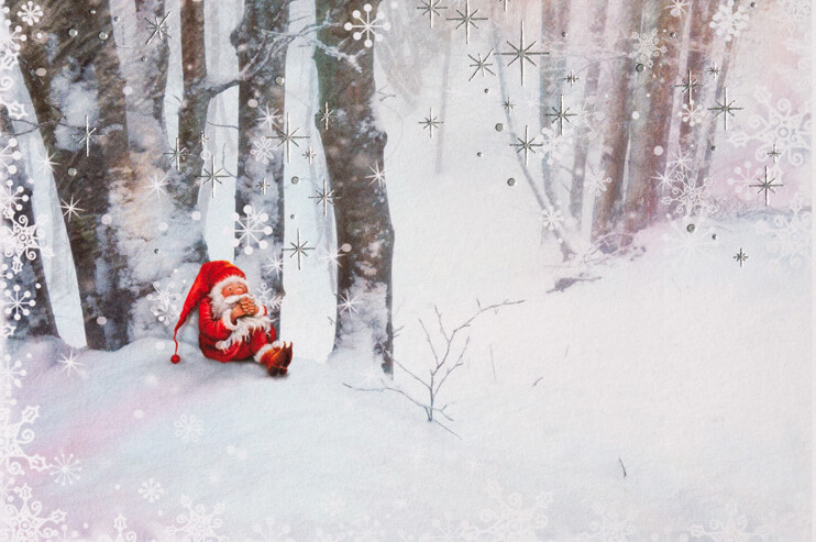 Weihnachtskarte creme mit einsamem Weihnachtsmann im verschneiten Winterwald