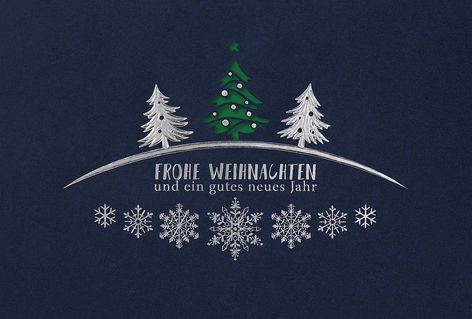 Dunkelblaue Weihnachtskarte mit Formstanzung und silberner Folienprägung mit Einleger in dunkelgruen
