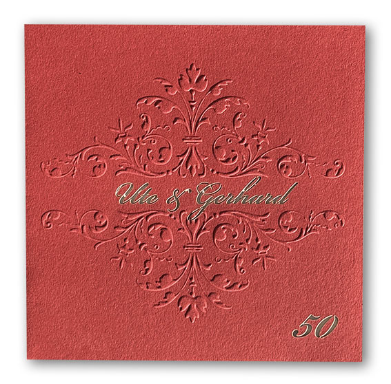 Bordeauxrote Einladungskarte zur Goldenen Hochzeit im eleganten Design mit geprägtem Ornament und individueller Laserstanzung