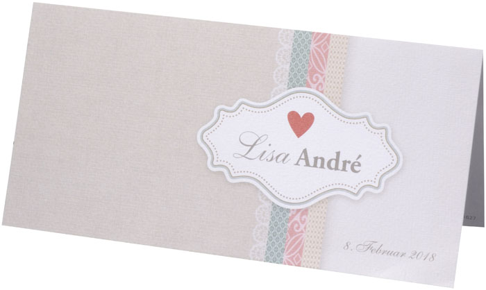 Hochzeitskarte mit farbigen Streifen, Muster, Schild und Herz