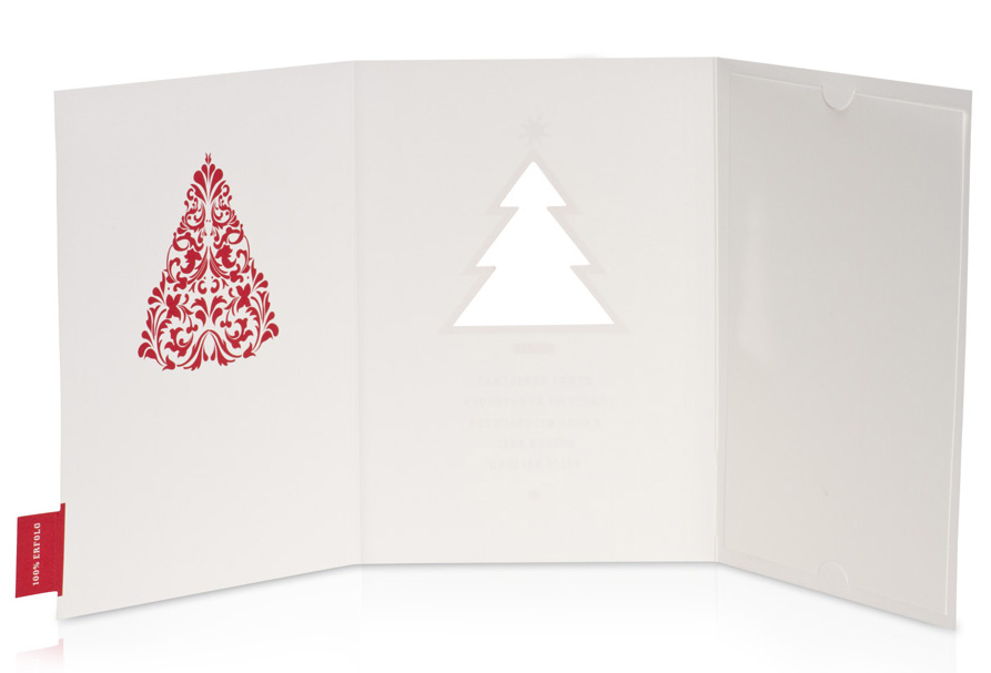 Weihnachtskarte mit rotem Weihnachtsbaum mit Ornament