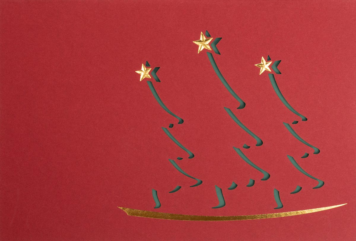 Rote Weihnachtskarte mit abstrakten, ausgestanzten Weihnachtsbäumen, Goldfolienprägung und Einlegeblatt