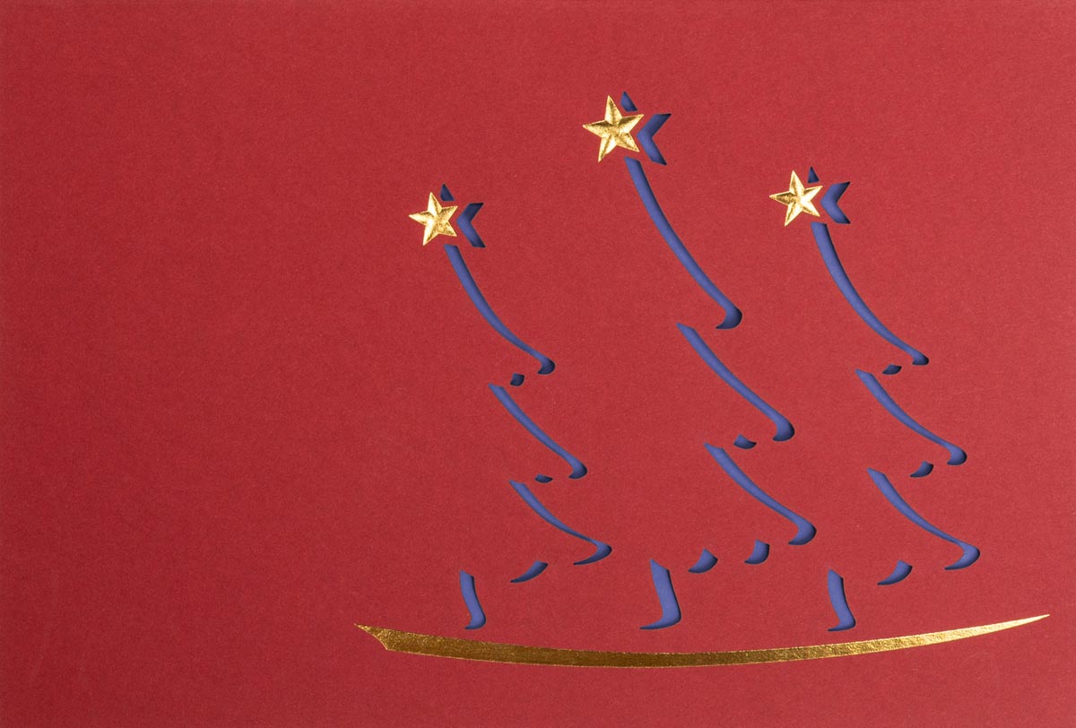Rote Weihnachtskarte mit abstrakten, ausgestanzten Weihnachtsbäumen, Goldfolienprägung und Einlegeblatt