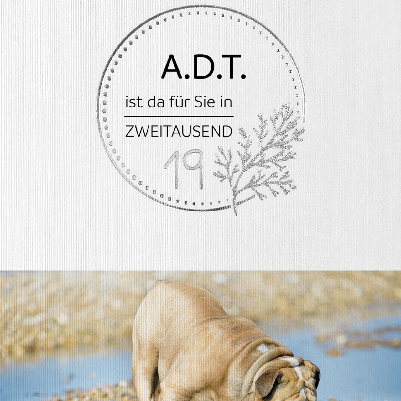 Detailbild der Silberfolienprägung und Leinenstruktur. Der Text: A.D.T. ist da für Sie in ZWEITAUSEND ist nur ein Gestaltungsbeispiel und noch nicht auf der Karte aufgedruckt, dieser Text kann nach Ihren Wünschen gestaltet werden.