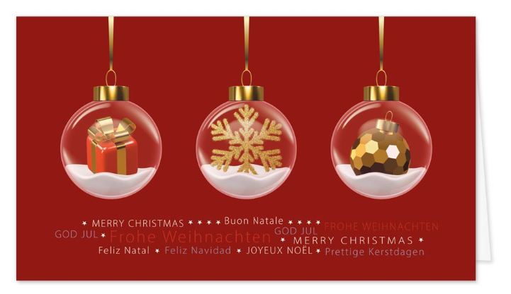 Rote Festtagskarte mit internationalen Weihnachtsgrüßen und hängenden Kugeln im günstigen Kleinformat