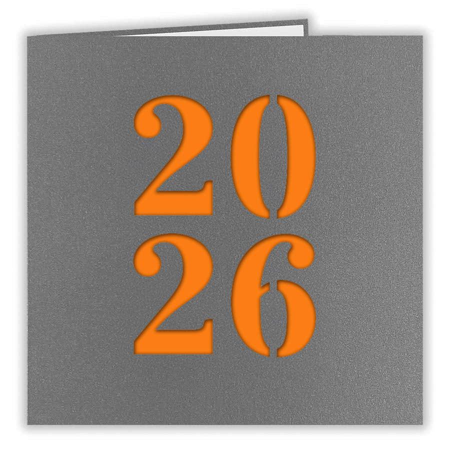 Graue Metallic-Neujahrskarte mit Laserstanzung 2026 und orangenem Einlegeblatt