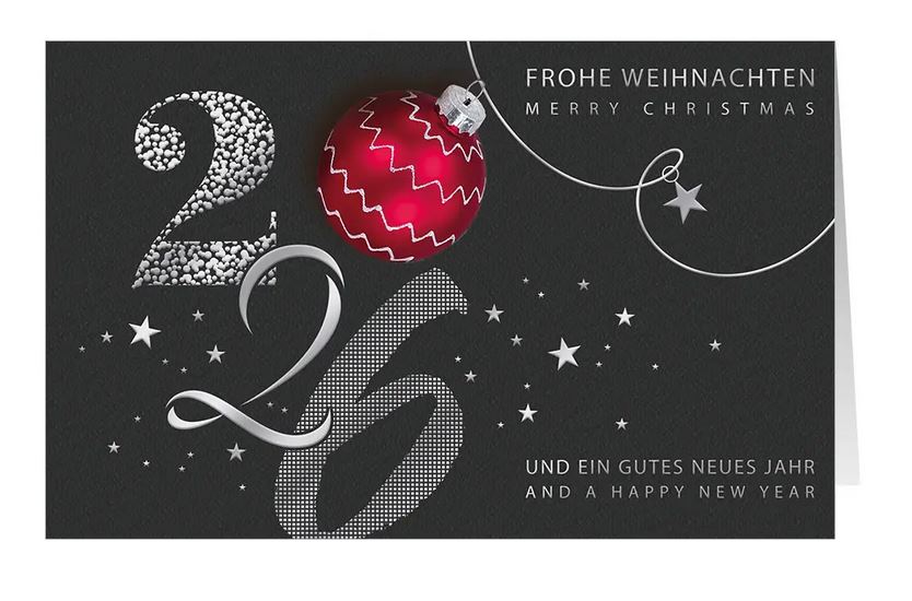 Moderne Weihnachtskarte "Black and red" mit deutsch-englischem Weihnachtsgruß, Jahreszahl 2026 und roter Kugel
