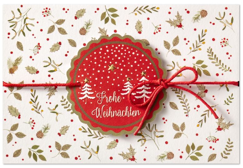Florale Weihnachtskarte "Naturzauber" mit rundem Anhänger, roter Kordel und Goldfoliendruck