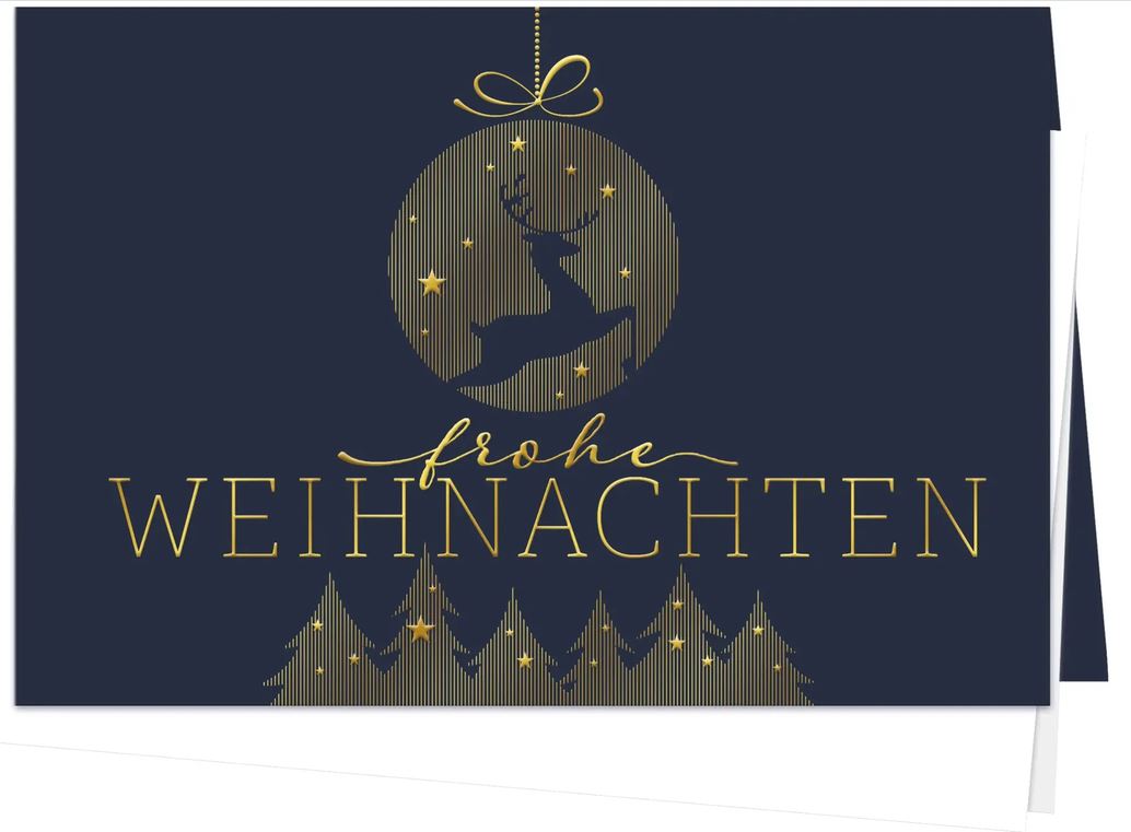 Dunkelblaue Weihnachtskarte "Waldromantik" mit springendem Hirsch in einer Kugel und Tannenwald, inkl. Einlegeblatt