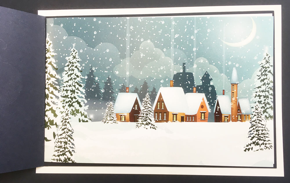 Nachtblaue Weihnachtskarte mit Weihnachtsbäumen und winterlicher Dorfsilhouette - Ansicht Einleger