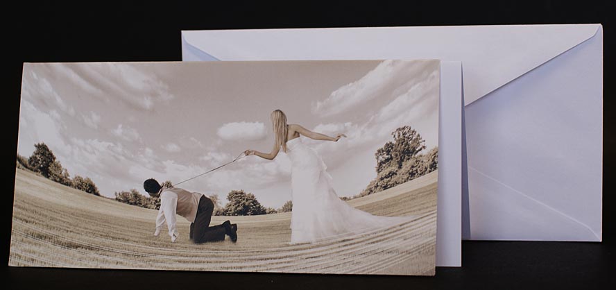 Hochzeitskarte ans37 Braut hält Bräutigam an der Leine