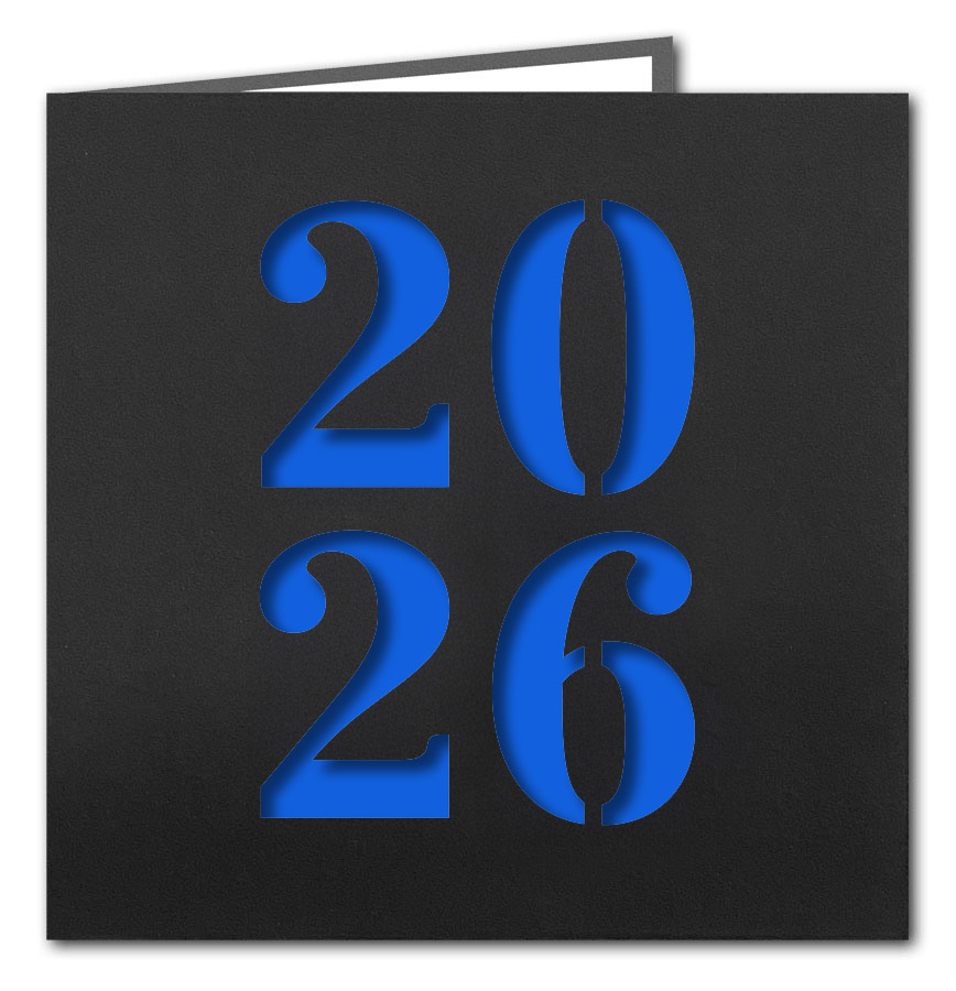Schwarze Neujahrskarte mit Laserstanzung Jahreszahl 2026 und blauem Einlegeblatt