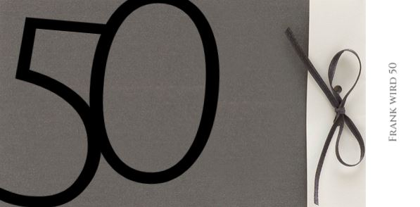 Elegante Einladungskarte zum 50. Geburtstag in stahlgrau mit Falteinleger und Satin-Bändchen