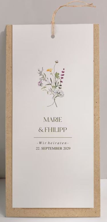 Einladungskarte zur Hochzeit mit bunten Sommertrockenblumen und brauner Juteschnur