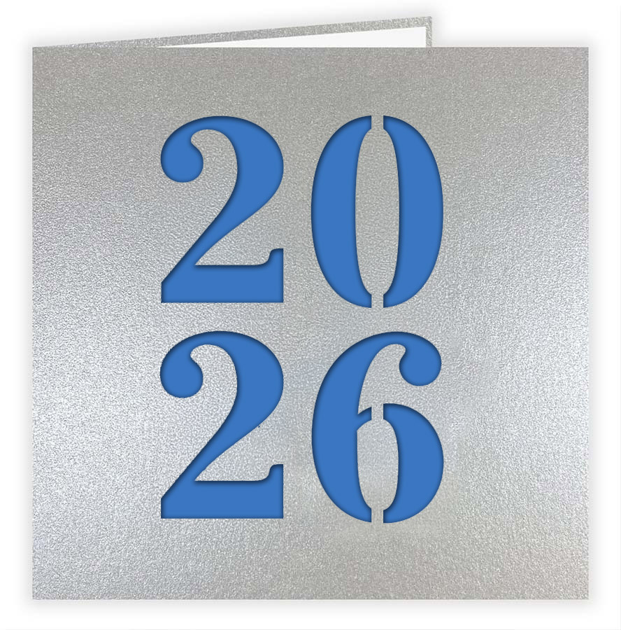 Silberne Neujahrskarte aus "Glamour" Metallic-Karton mit Laserstanzung 2026 und blauem Einlegeblatt