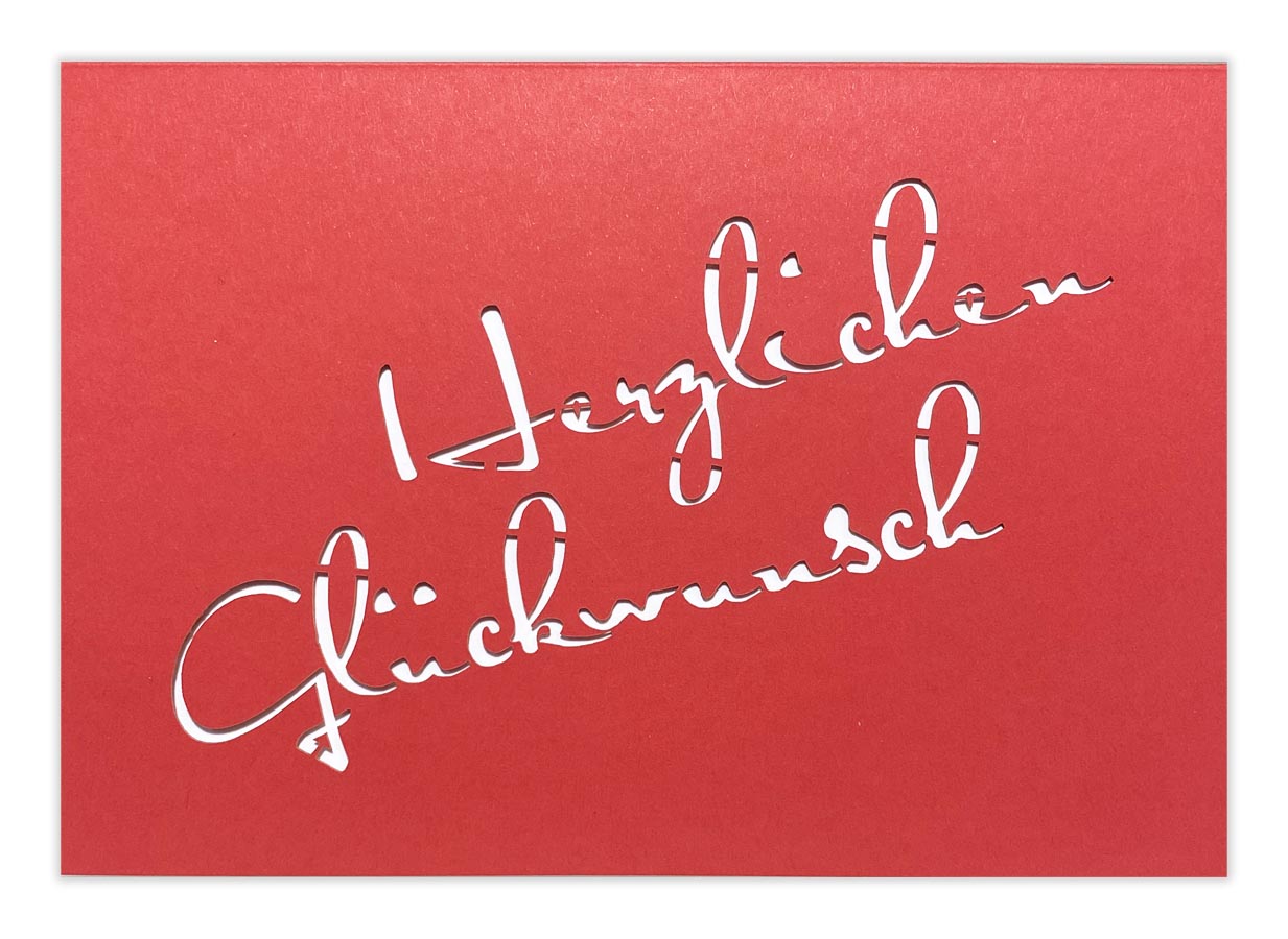 Rote Glückwunschkarte mit Ausstanzung "Herzlichen Glückwunsch" und weißem Einlegeblatt