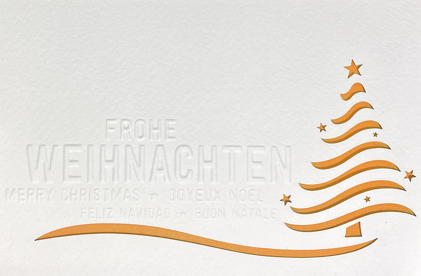 Weiße Weihnachtskarte mit Blindprägung, Formstanzung Baum und orangenem Einleger