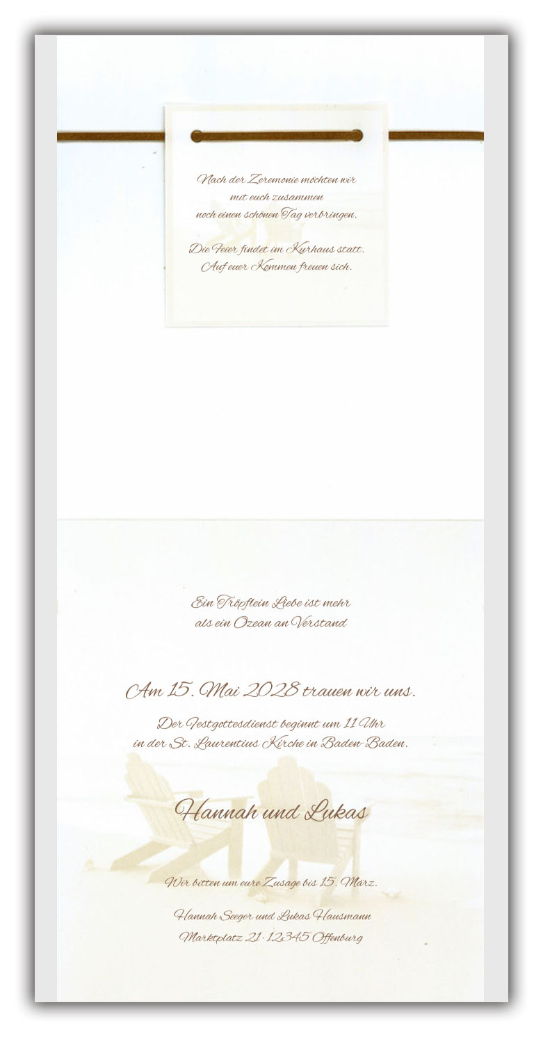 Mustertext Maritime Einladungskarte zur Hochzeit mit Meer und Holz-Stühlen im Sandstrand Muster-Einladungstext in Quadratische Hochzeits-Einladungskarte im maritimen Design mit zwei Stühlen im Sand, Transparentfolie, Anhänger und Kunstlederband