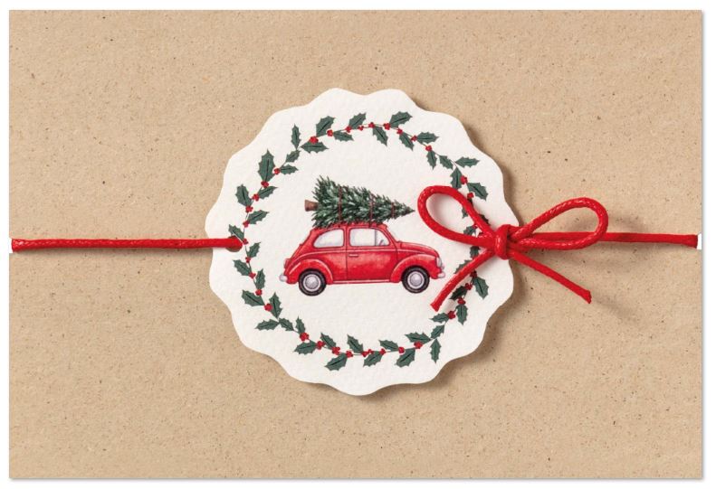 Naturbraune Weihnachtskarte "Autotraum im Ilexkranz" mit rundem Anhänger und rotem Band, inkl. Einlegeblatt innen