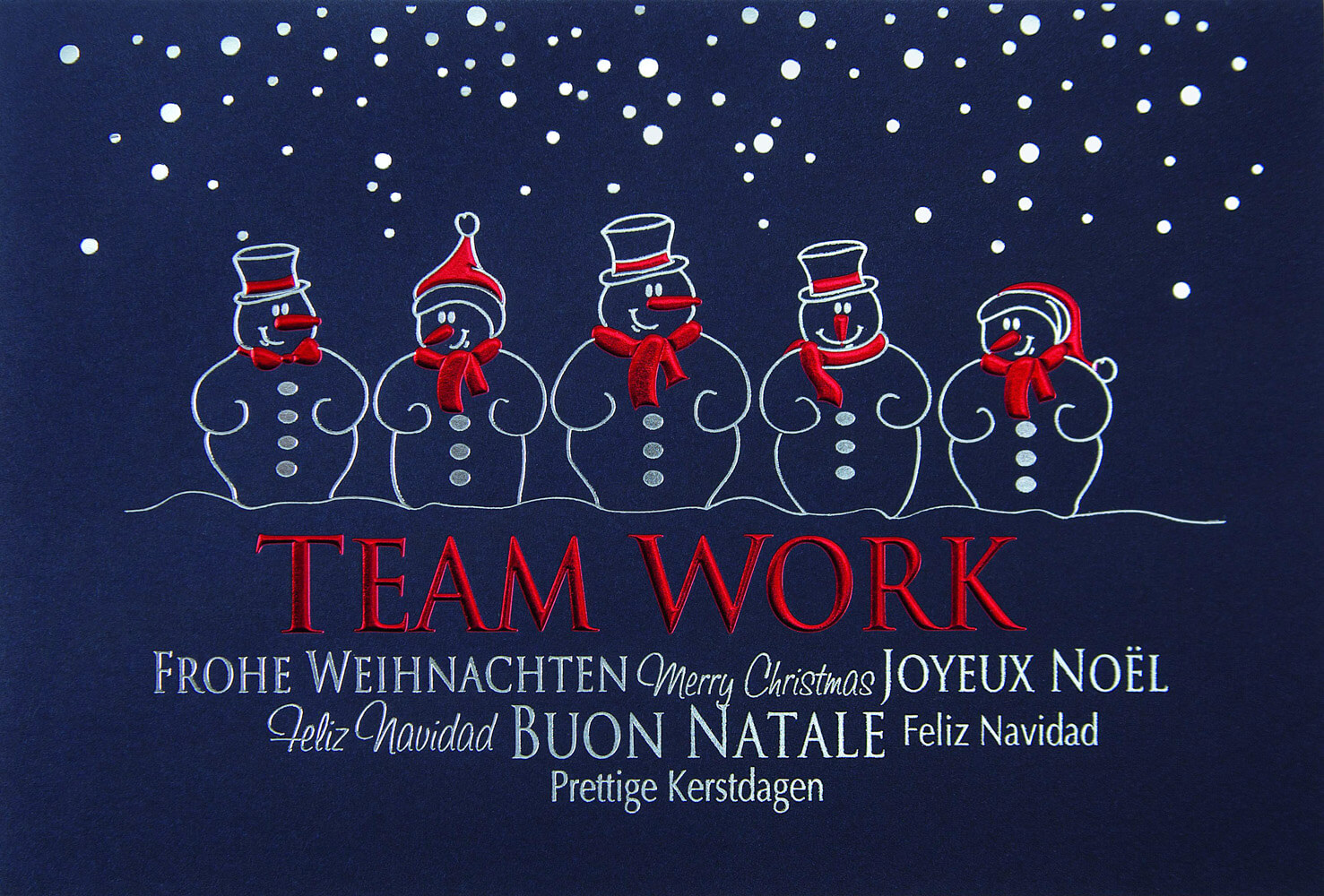 Nachtblaue Weihnachtskarte Teamwork mit fünf Weihnachtsmännern