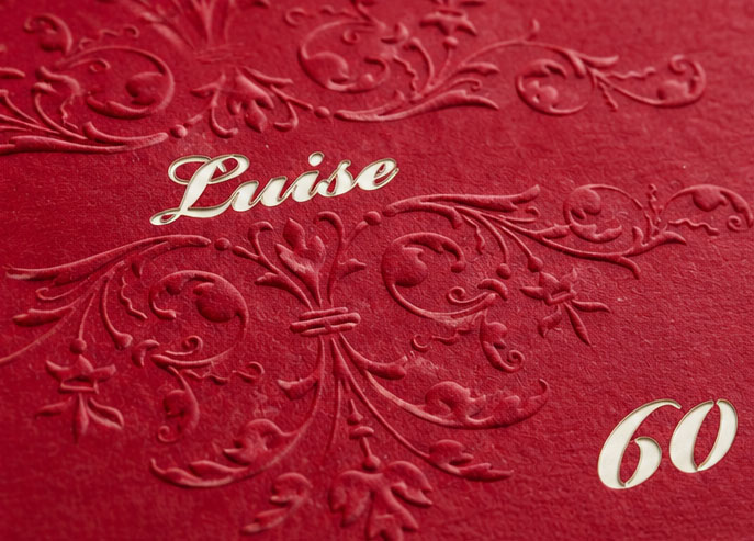 Bordeauxrote Einladungskarte zum 60. Geburtstag im eleganten Design mit geprägtem Ornament und individueller Laserstanzung