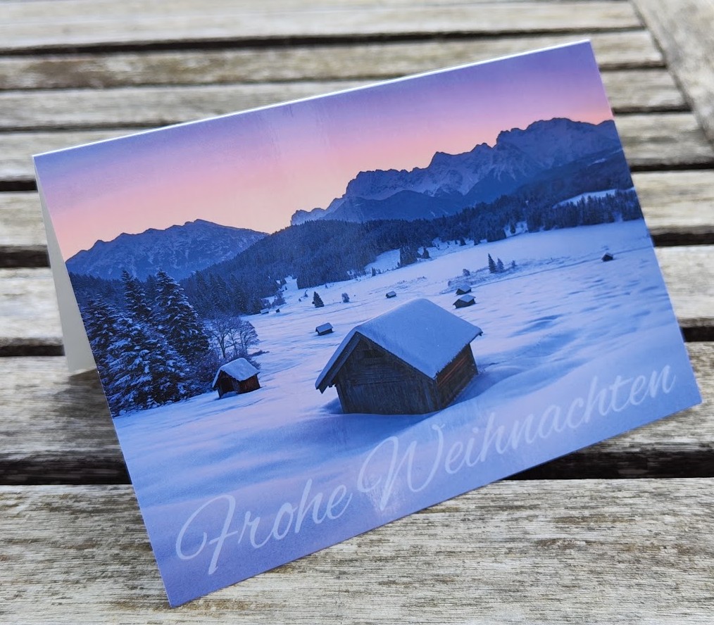 Weihnachtskarte mit bezaubernder Abendstimmung in den Bergen