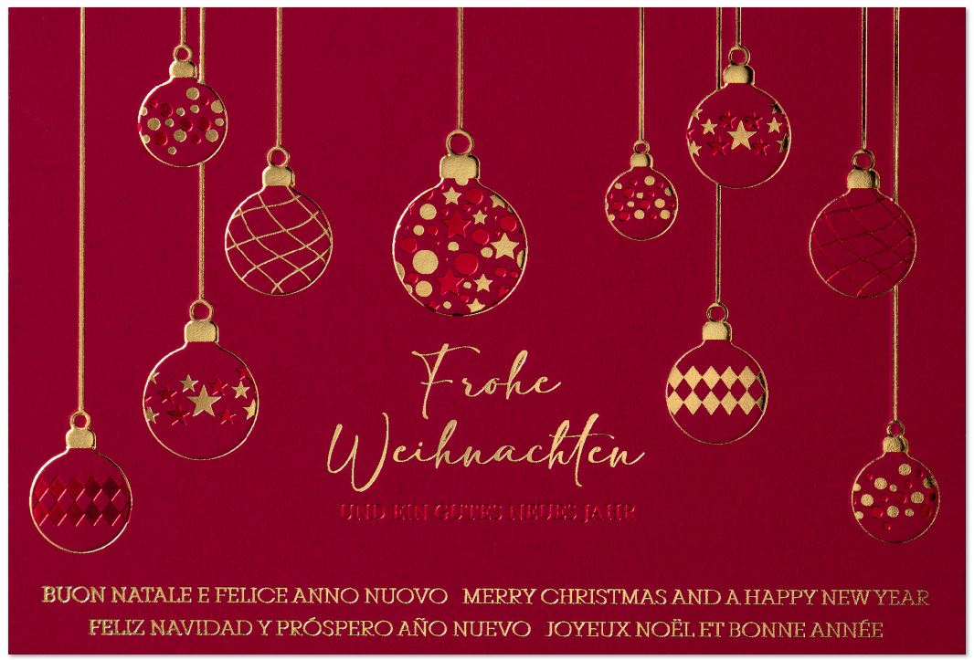 Edle Weihnachtskarte mit internationalen Grüßen, hängenden Weihnachtskugeln und Prägung in Rot und Gold, inkl. Einlegeblatt