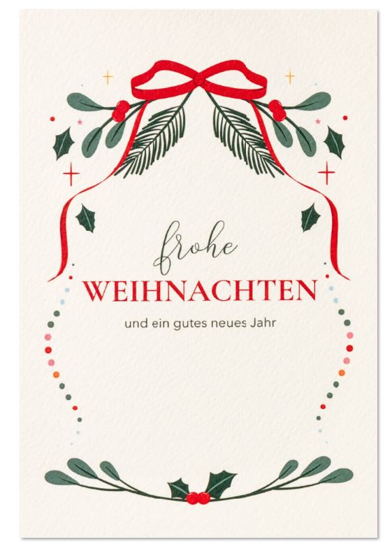 Traditionelle Weihnachtskarte mit Rahmen aus einer Blätter-Girlande mit roter Schleife und Tannenzweigen